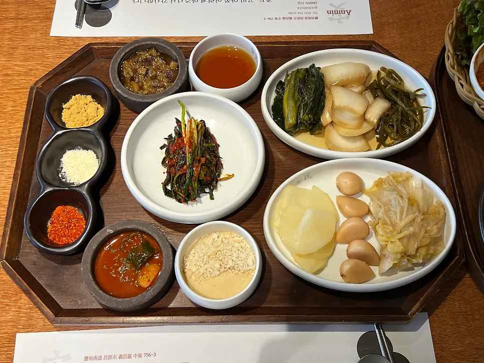 한상차림으로 나온 안민 중동 밑반찬