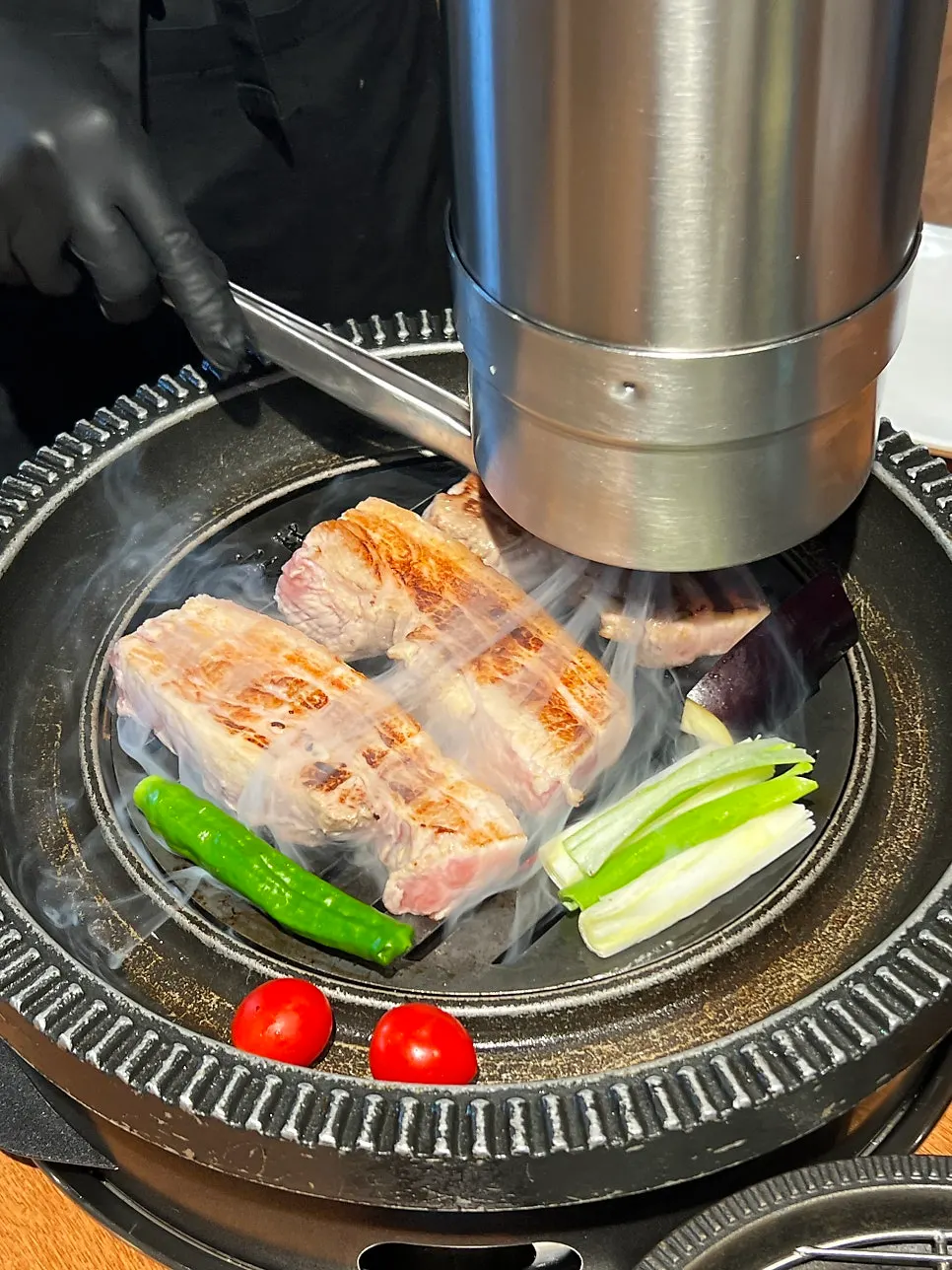 두툼한 생 돼지 통 삼겹살 3인분