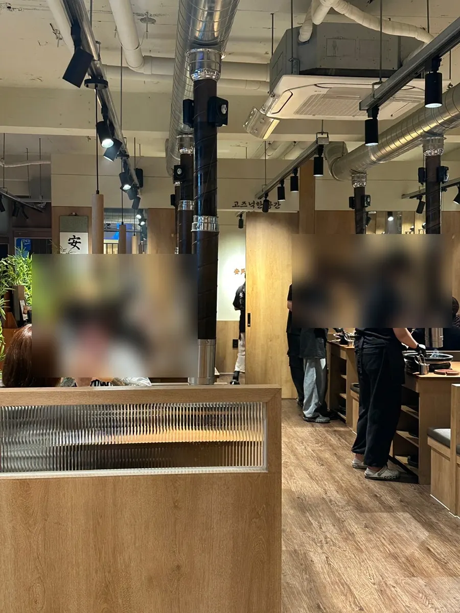문으로 분리되는 단체 모임 공간