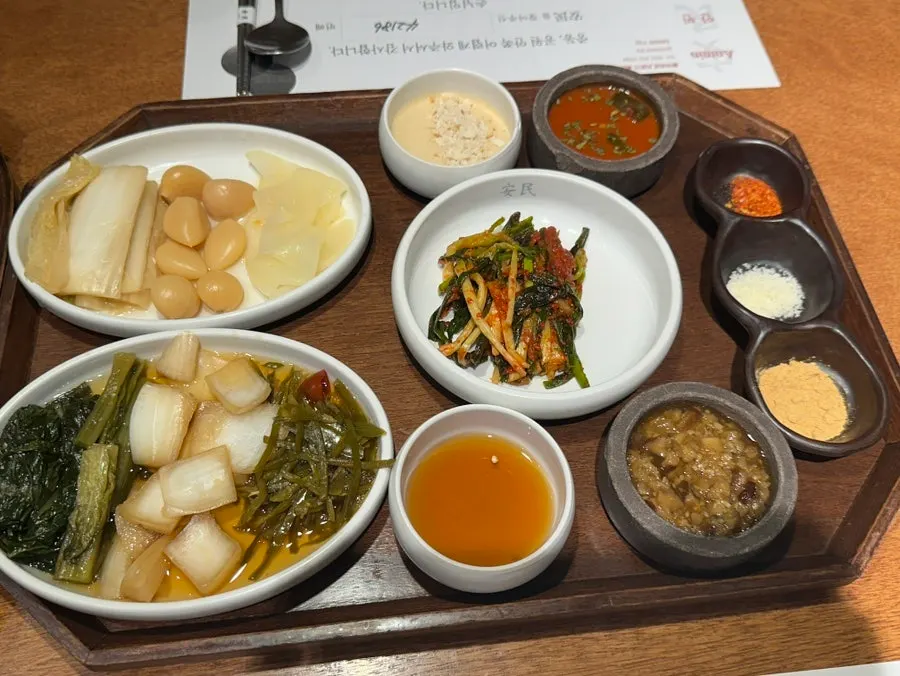 통돼지 반마리 세트가 차려진 테이블