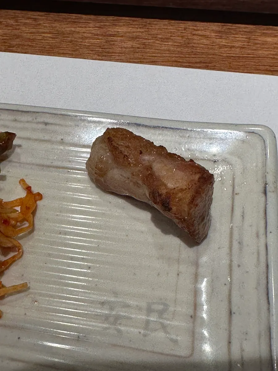 앞접시에 놓아준 첫 구운 고기