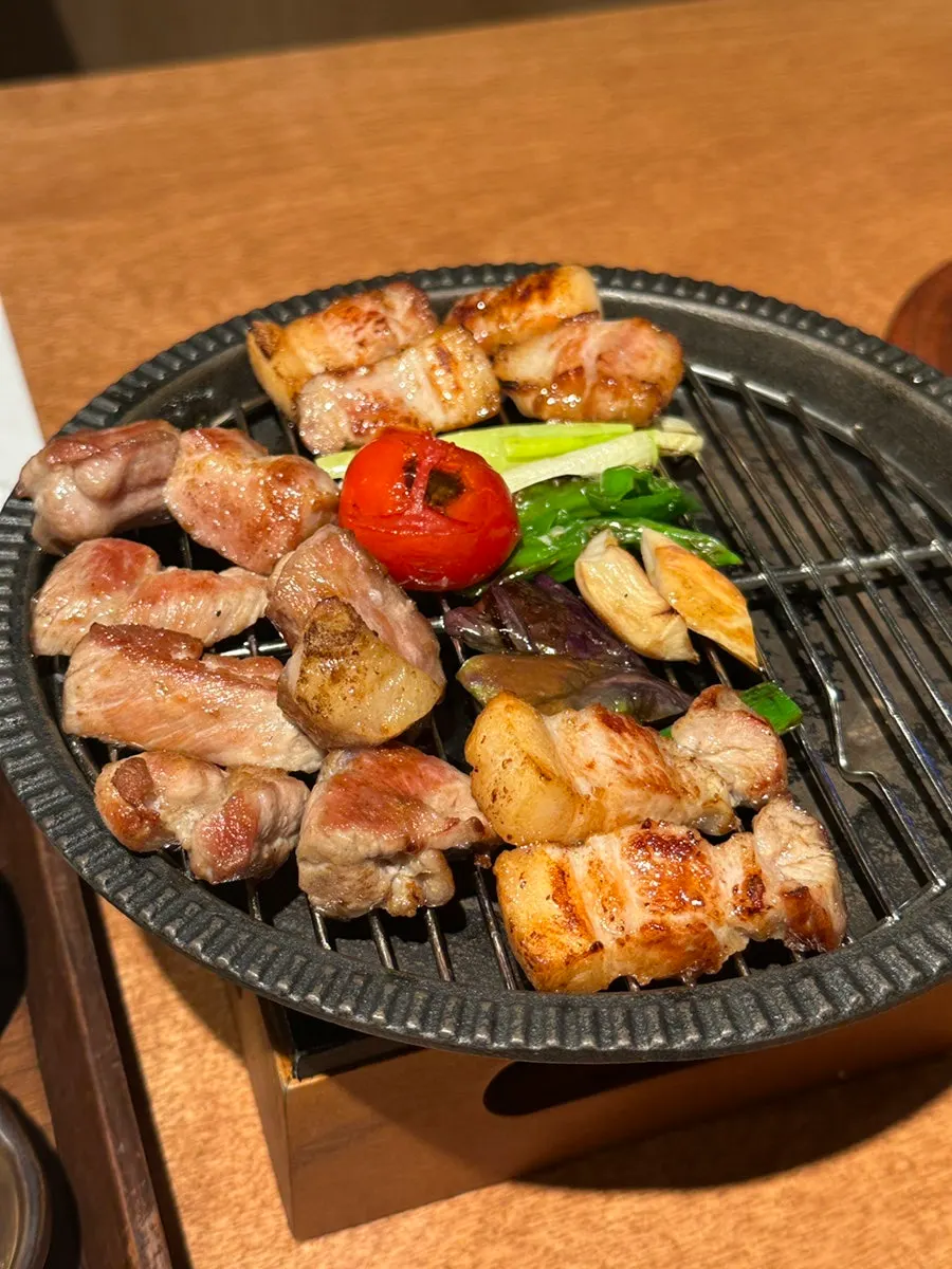 미니 화로에 올려진 구운 고기