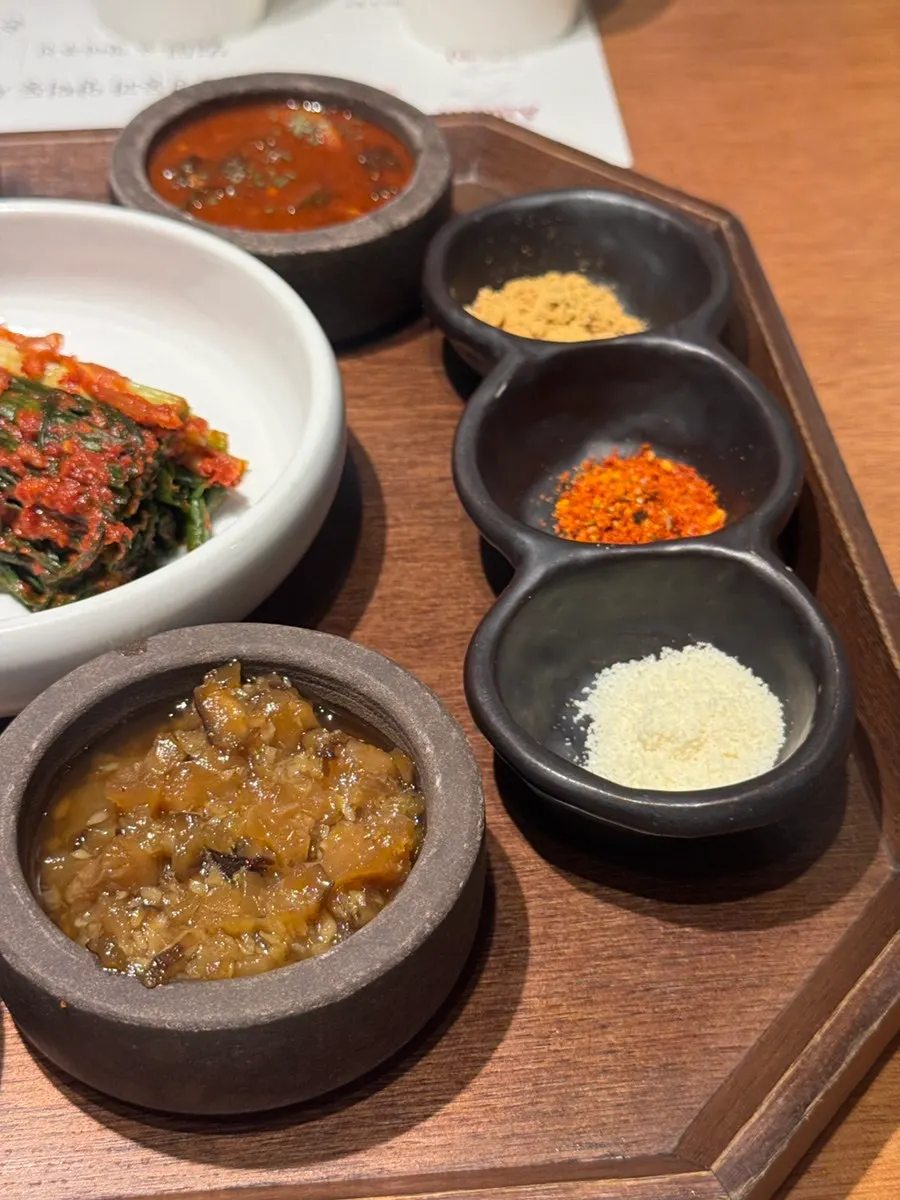 쌈채소와 장아찌 등 기본 밑반찬
