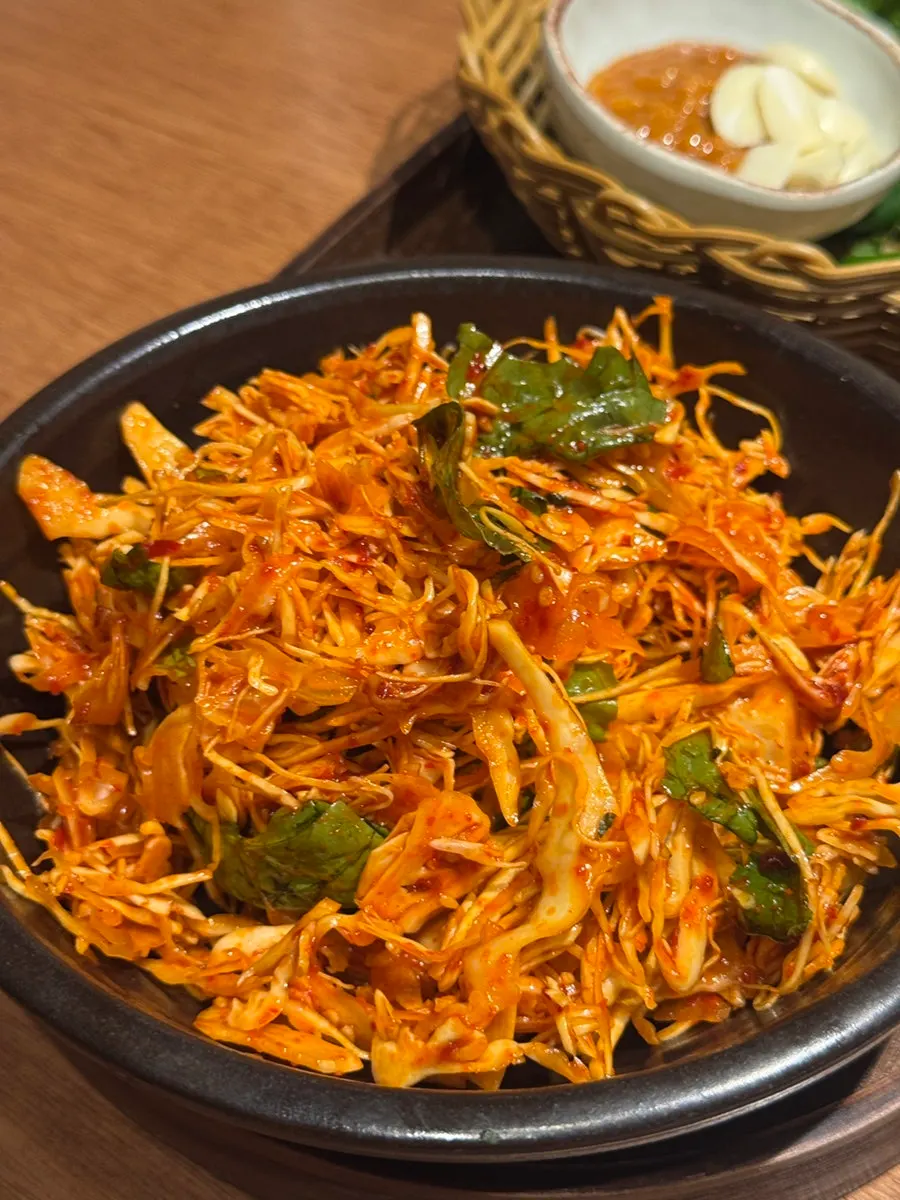 백김치와 파김치가 놓인 반찬 접시
