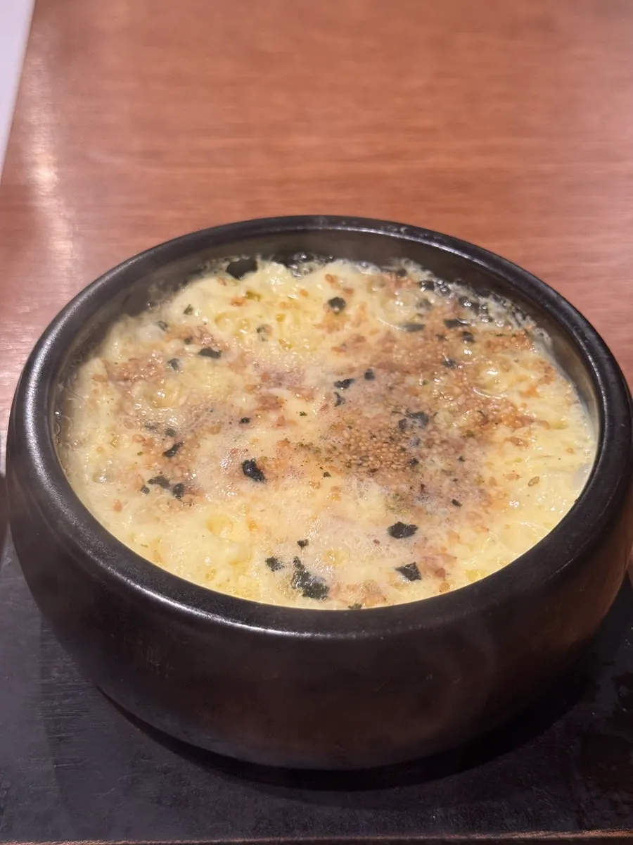 테이블에 준비된 숯불