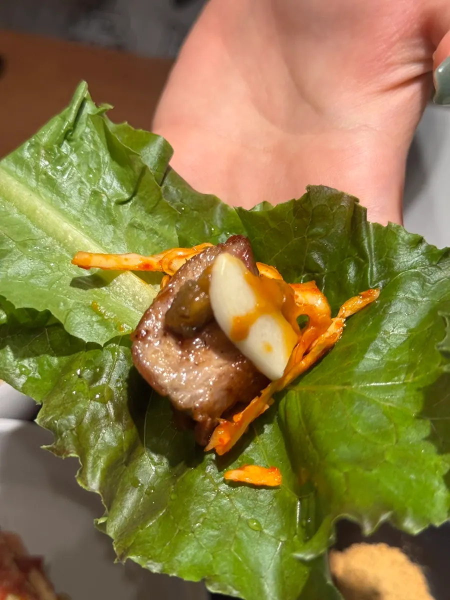 숯불에 올려진 두툼한 돼지고기