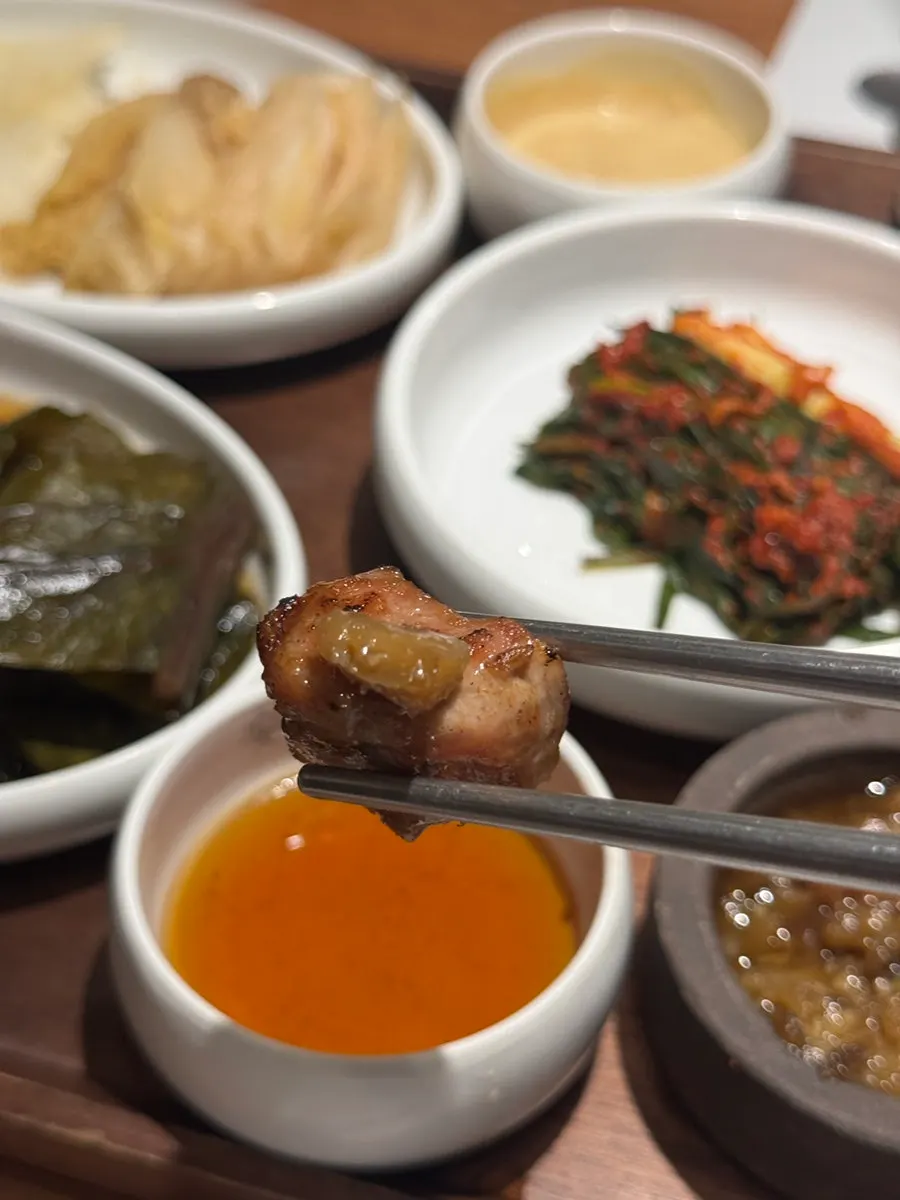 쌈채소에 올린 목살과 소스