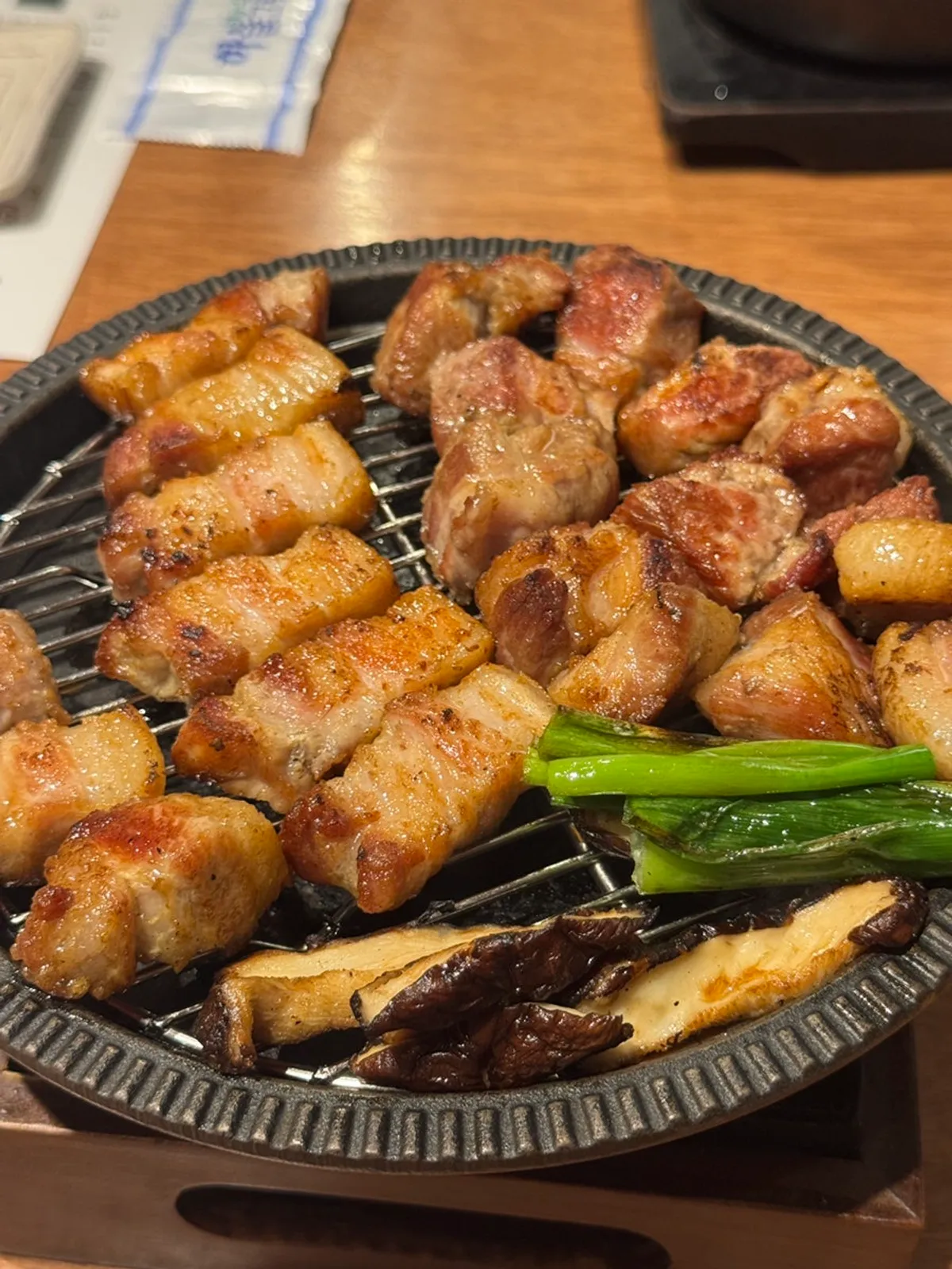 노릇하게 구워진 숯불 목살
