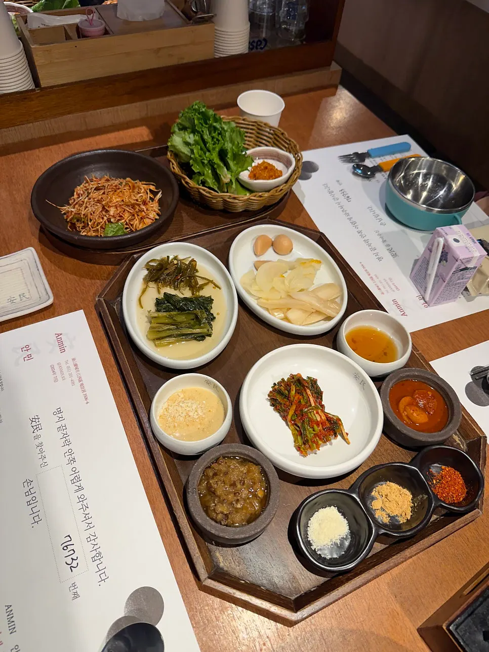 파김치와 장아찌 등 밑반찬 구성