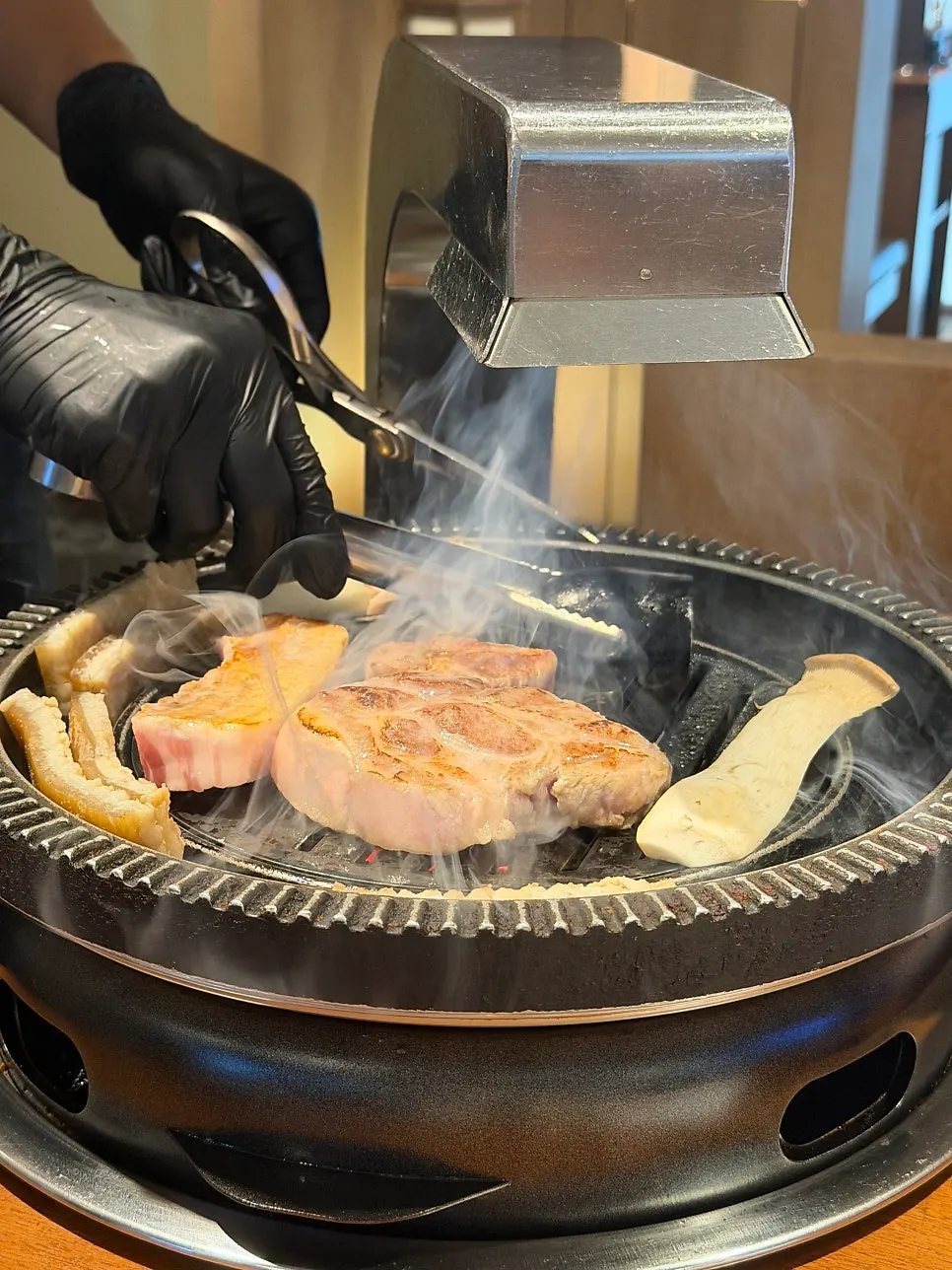 직원이 불판에서 구워주는 삼겹살