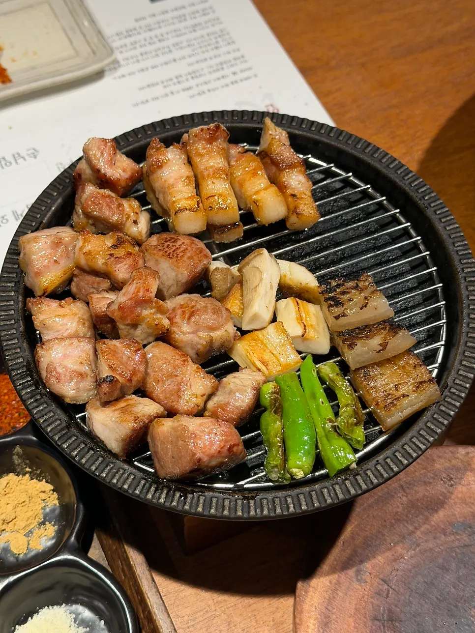 촛불 켠 미니화로에 올린 구운 고기