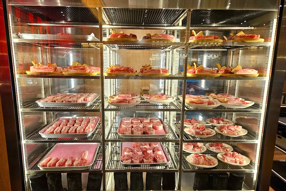 카운터에 진열된 고기