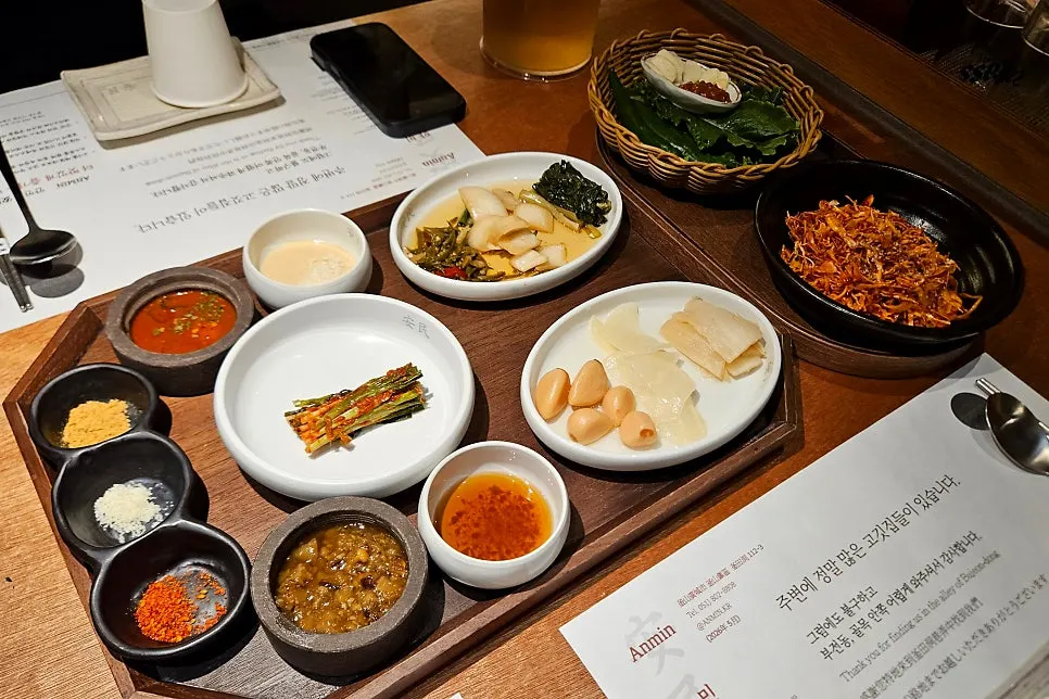 다양하게 차려진 밑반찬과 소스