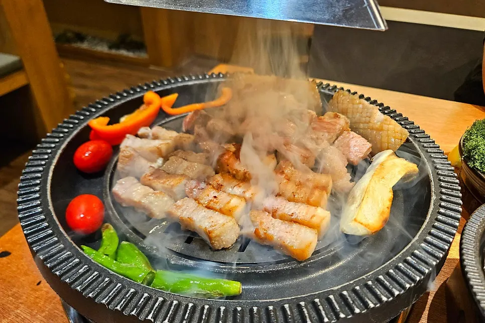 직원이 불판에서 고기를 구워주는 모습