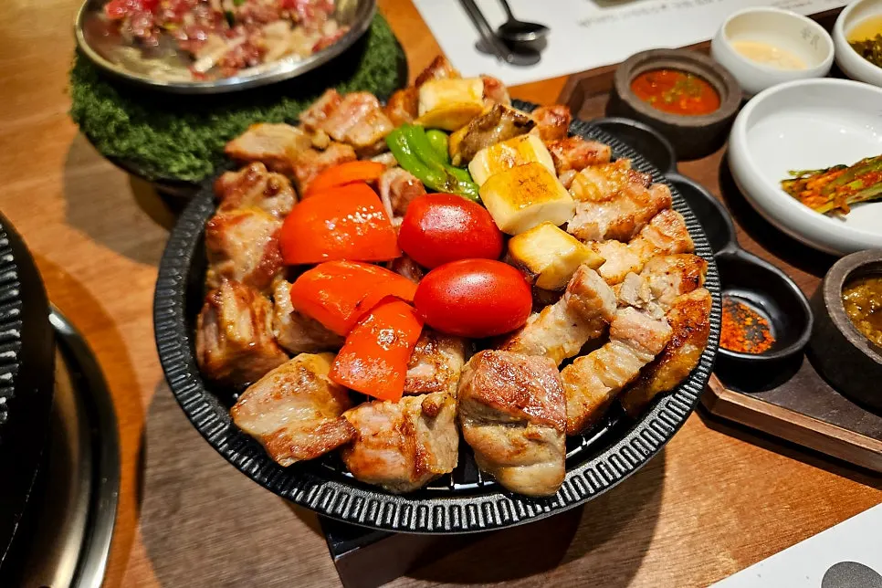 먹기 좋게 세팅된 구운 고기