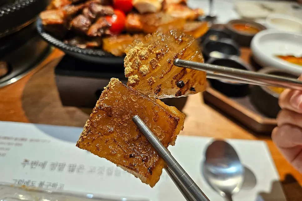 노릇하게 구워진 돼지 껍데기