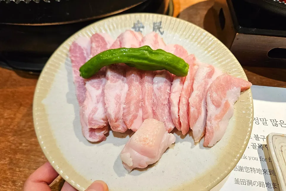 불판 위 껍데기와 고기