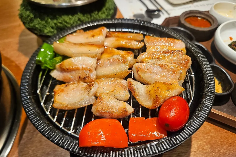 쌈과 함께 먹는 구운 고기