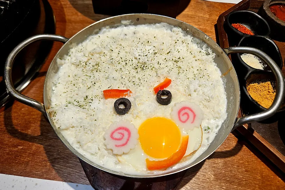 잔디 위의 육회 한 접시