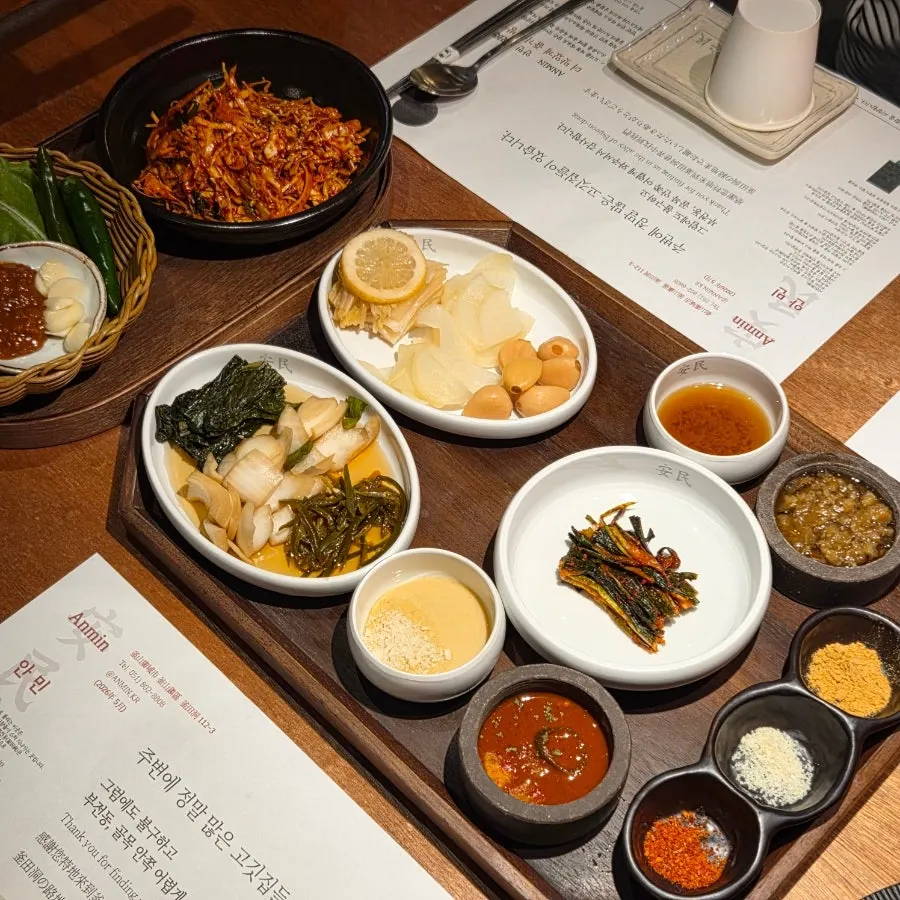 트레이 두 개에 나눠 담긴 밑반찬 상차림