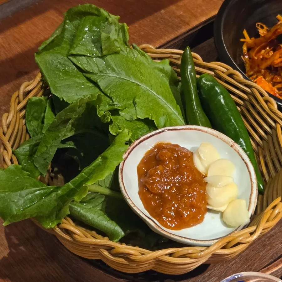 보리된장과 상추, 고추, 마늘 쌈 채소