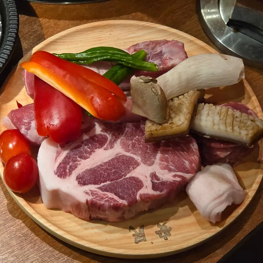 통돼지 한마리 세트 700g 생고기 플레이팅