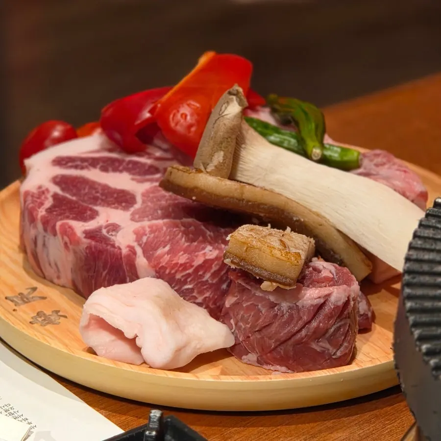 돌돌 말린 삼겹살과 초벌 한방 돼지껍데기