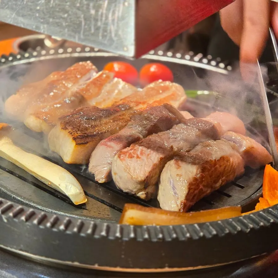 직원이 화로에서 구워 잘라준 고기