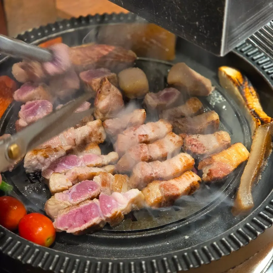 거의 다 익어가는 불판 위 고기