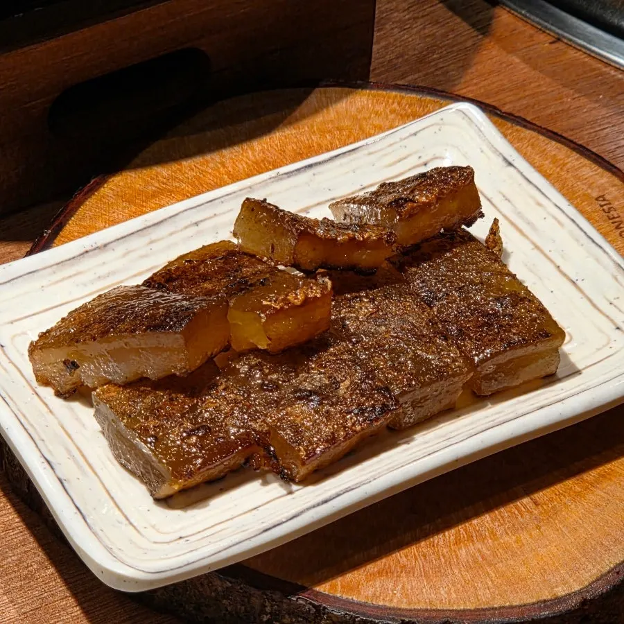 노릇하게 구워진 한방 돼지껍데기