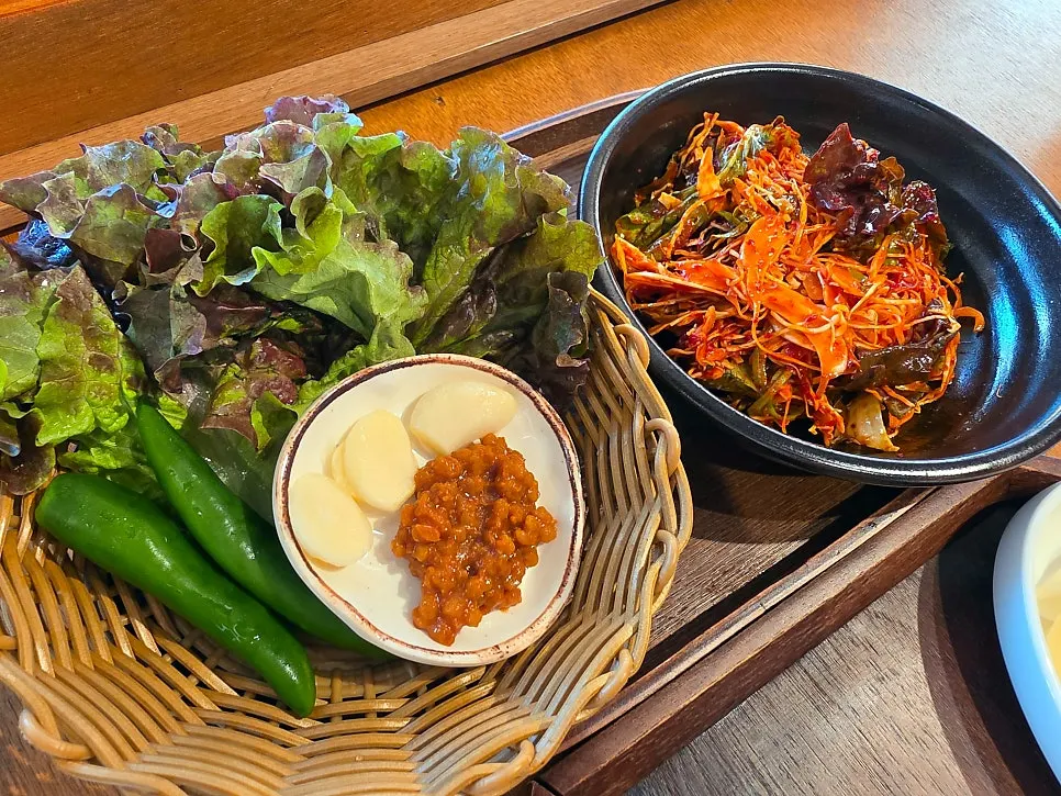 제철 식재료로 조리한 밑반찬 접시