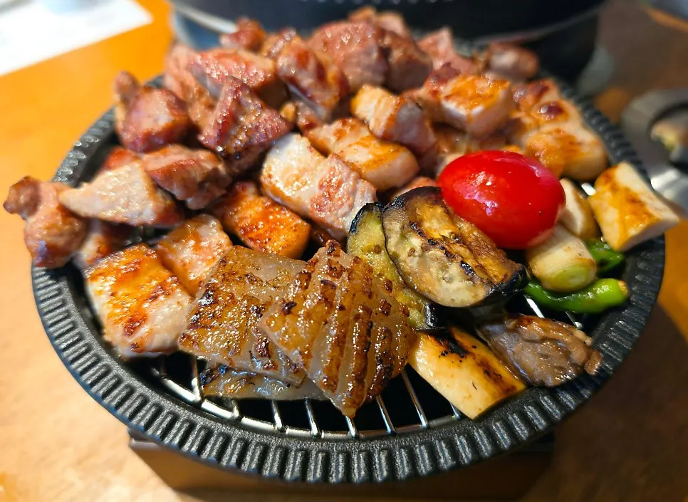 직원이 참숯 화로에 구워주는 통돼지 반마리