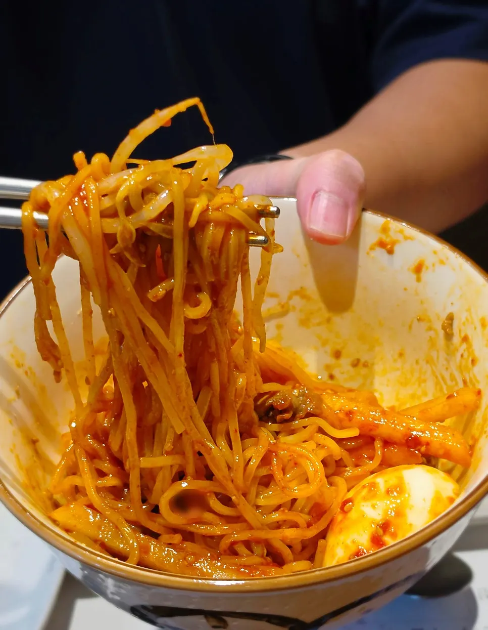 생면과 매콤한 양념장의 마시떼골빔멘 한 젓가락