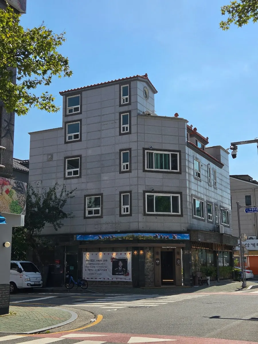 Exterior of Anmin Yangsan near Hwangsan Children's Park in the Beomeo area