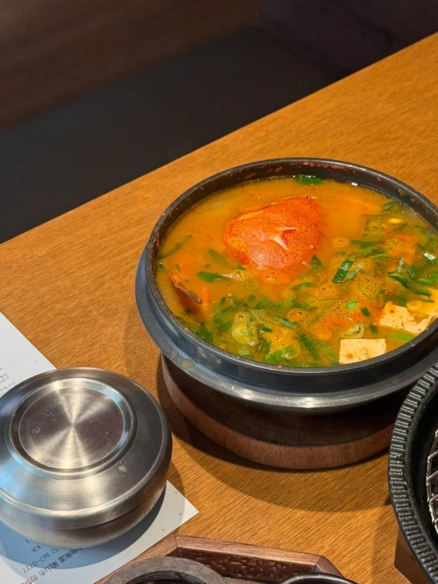 화로에 올려진 통 삼겹살