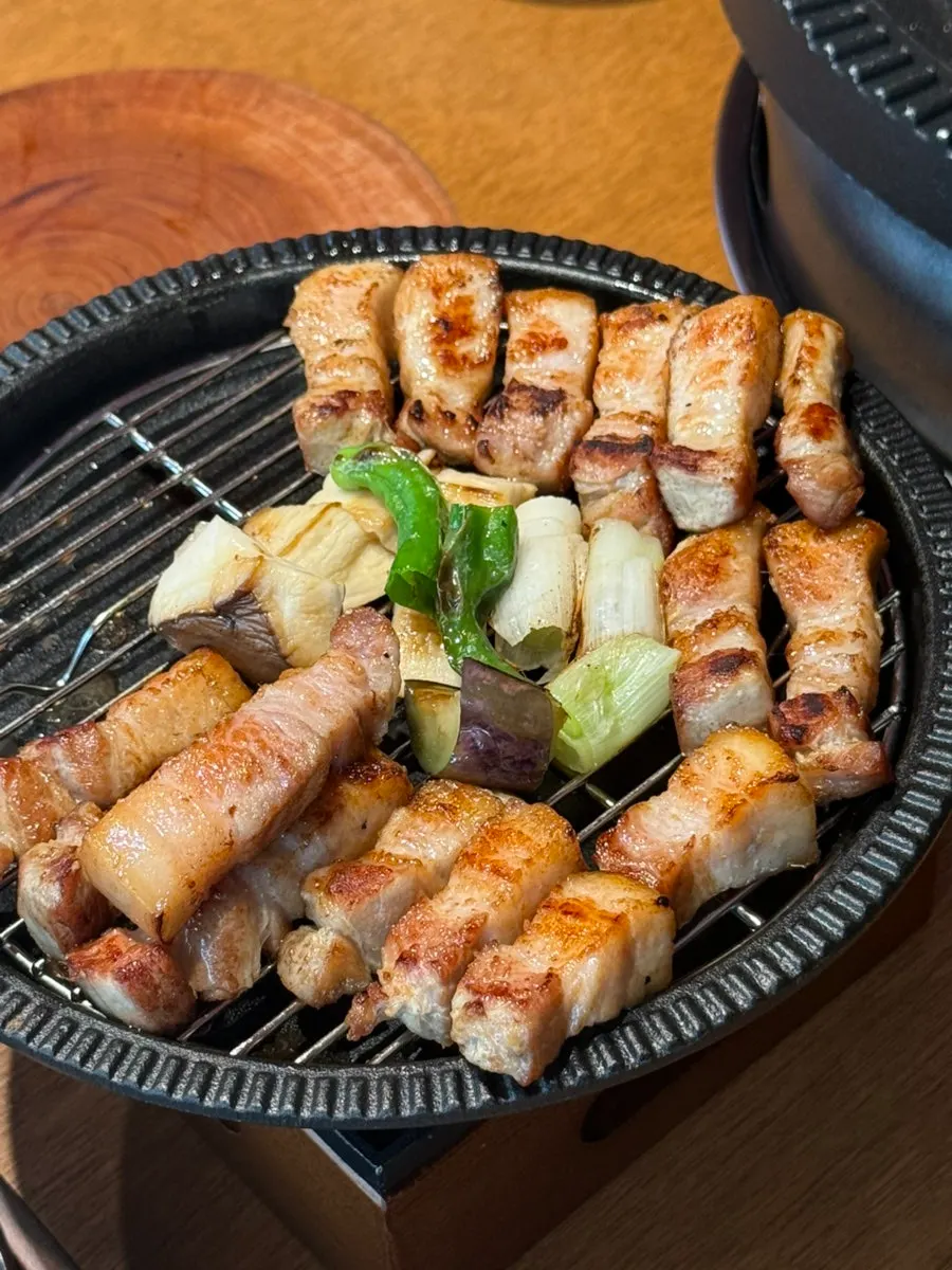 버섯 파 가지와 함께 구운 삼겹살
