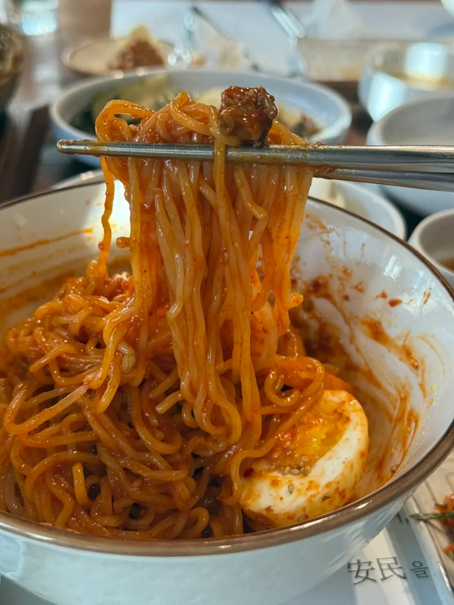 비빔멘에 올라간 반숙 계란