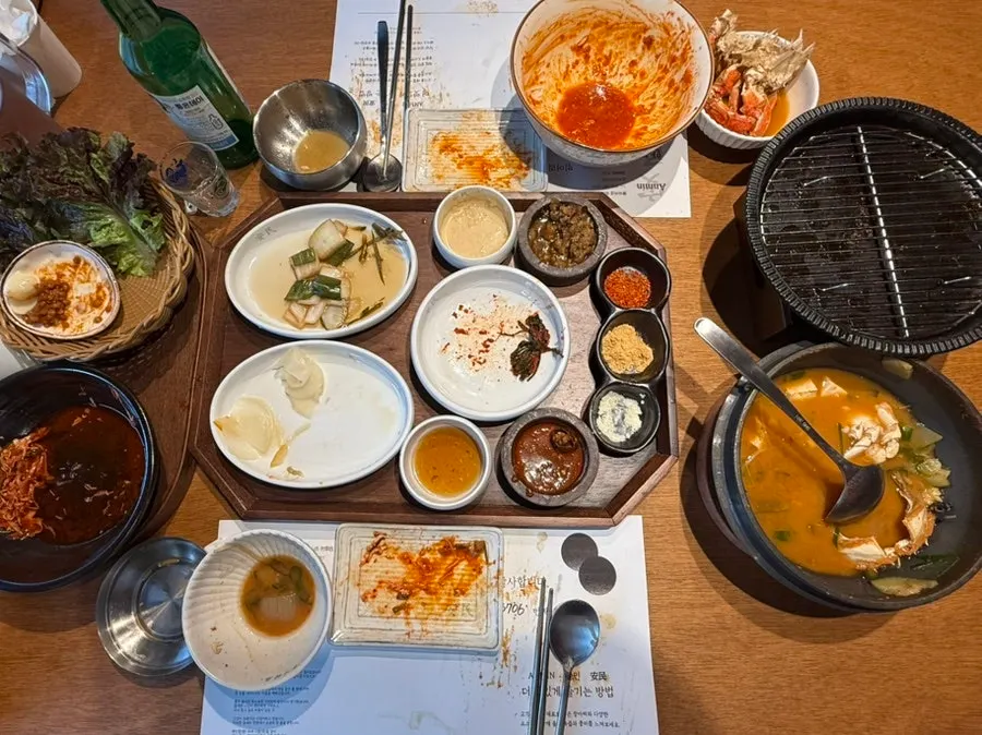 비워진 그릇들이 놓인 테이블