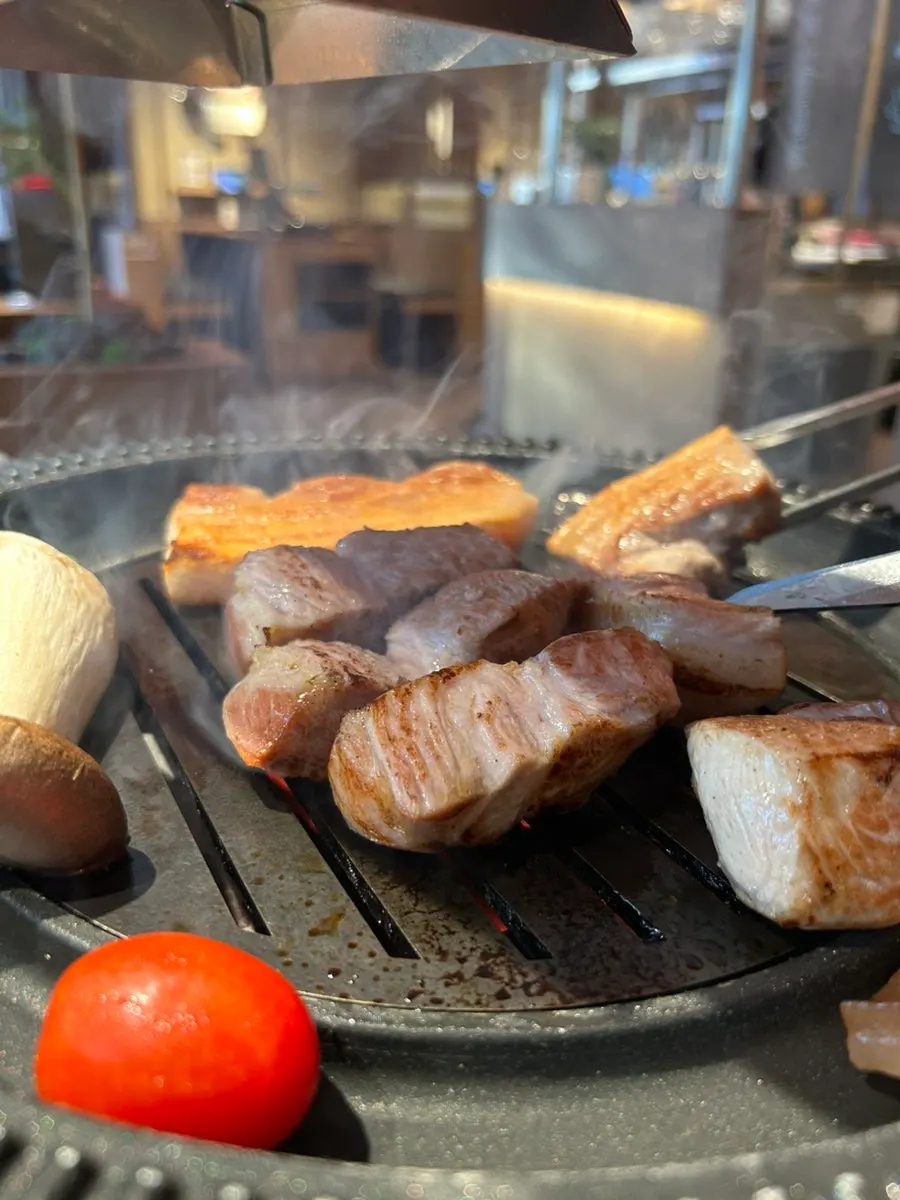 Pork neck and herb-marinated pork skin grilling