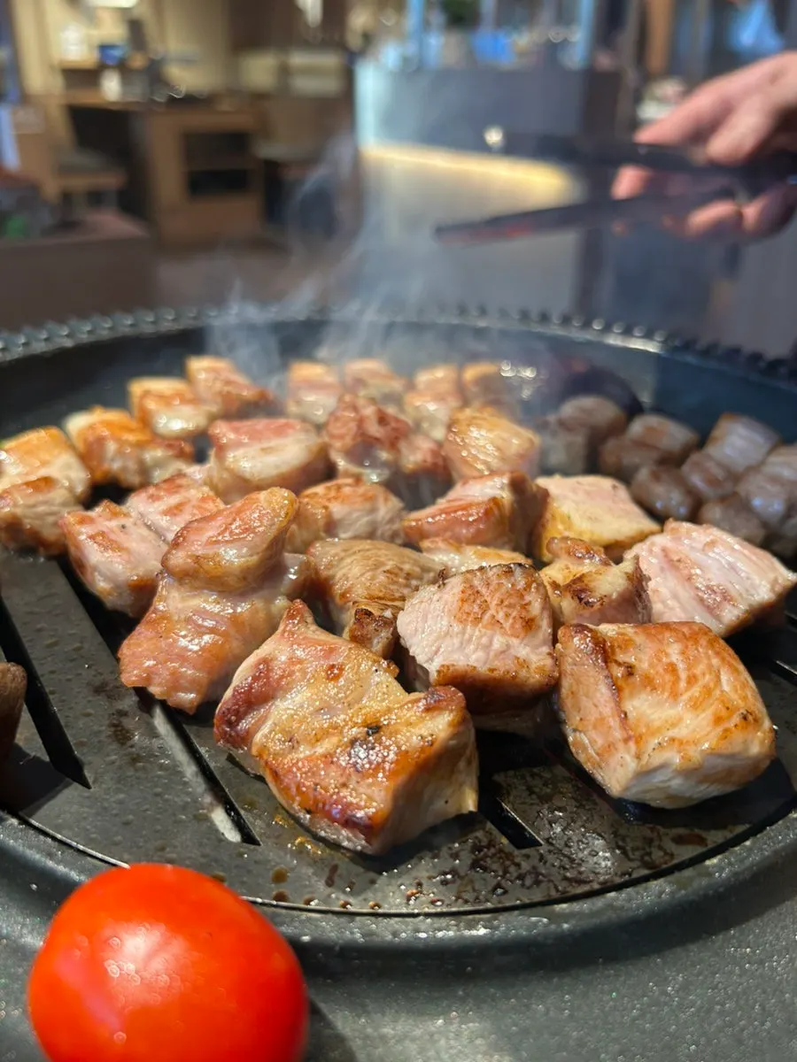 Fully grilled half-pig set
