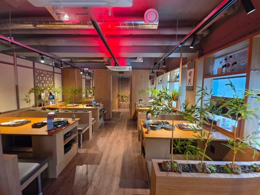 Interior of Anmin Yangsan decorated with wood and bamboo