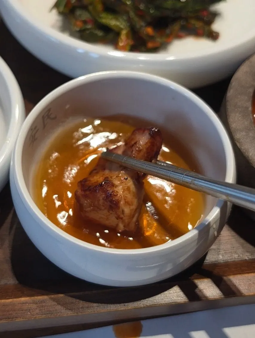 Chewy grilled herbal pork belly skin