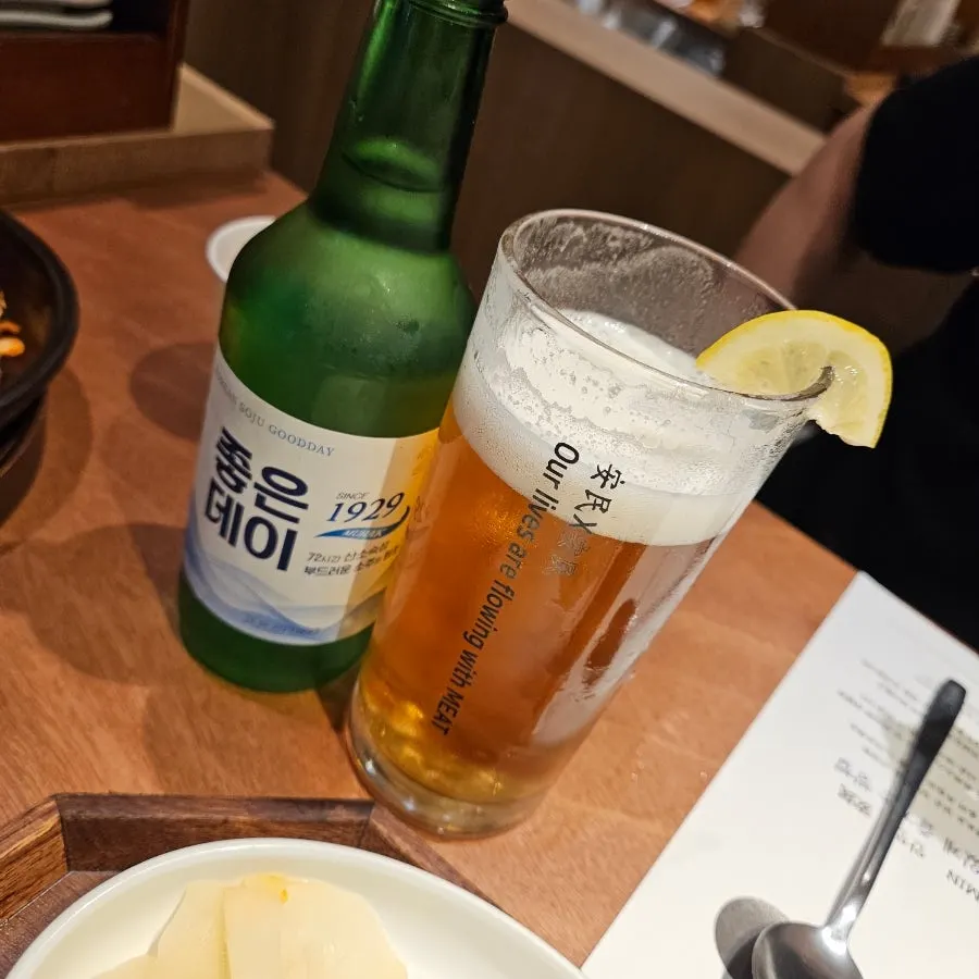 첫 고기를 찍어 먹는 송화염 소금