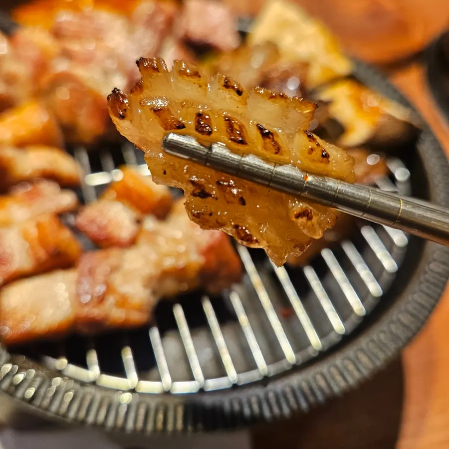 미니 화로에 올려둔 구운 고기