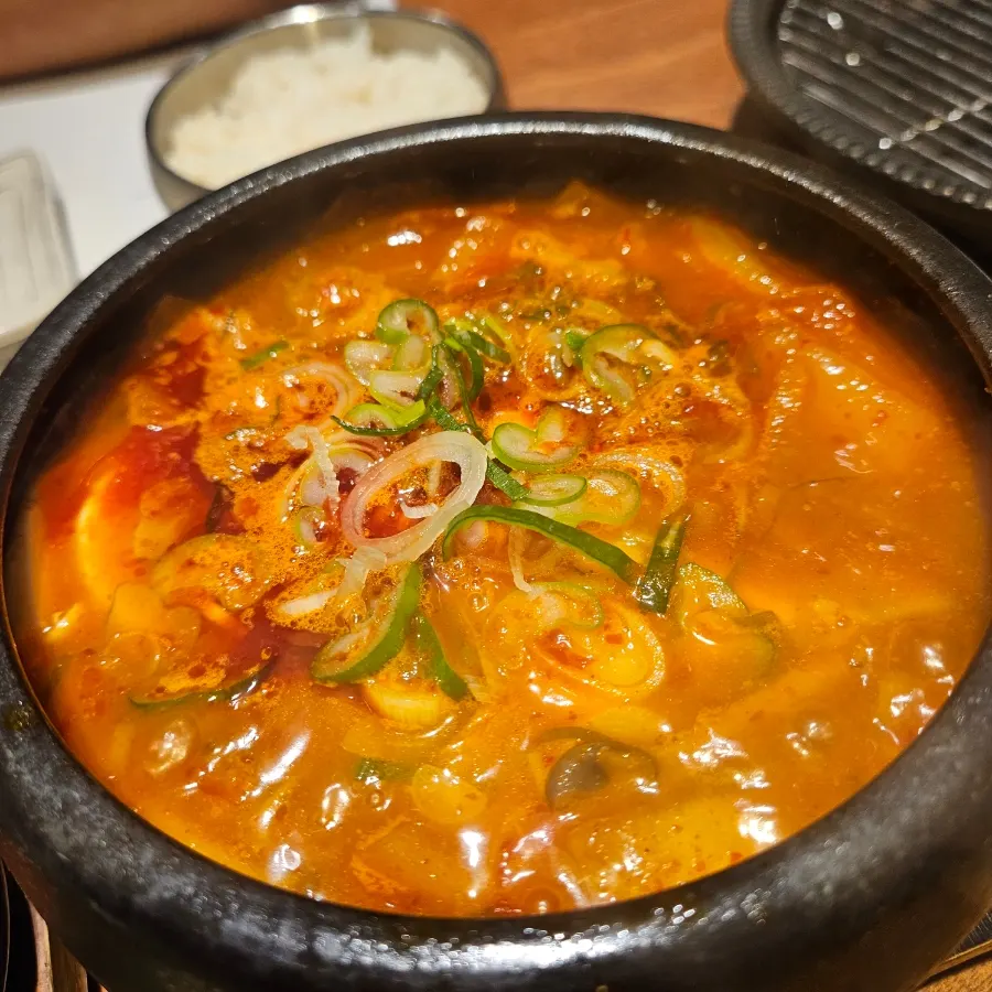구워진 한방 껍데기와 삼겹살