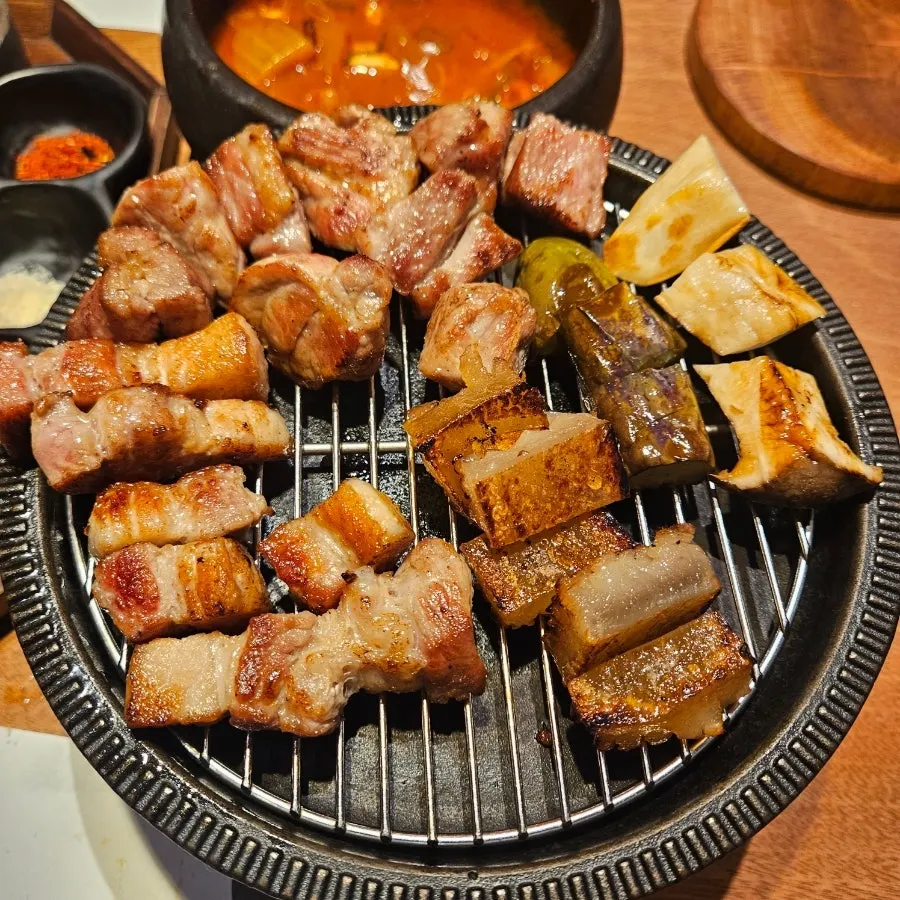구운 고기와 순두부찌개 곁들임