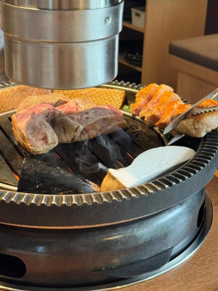 Staff member grilling meat on the grill pan