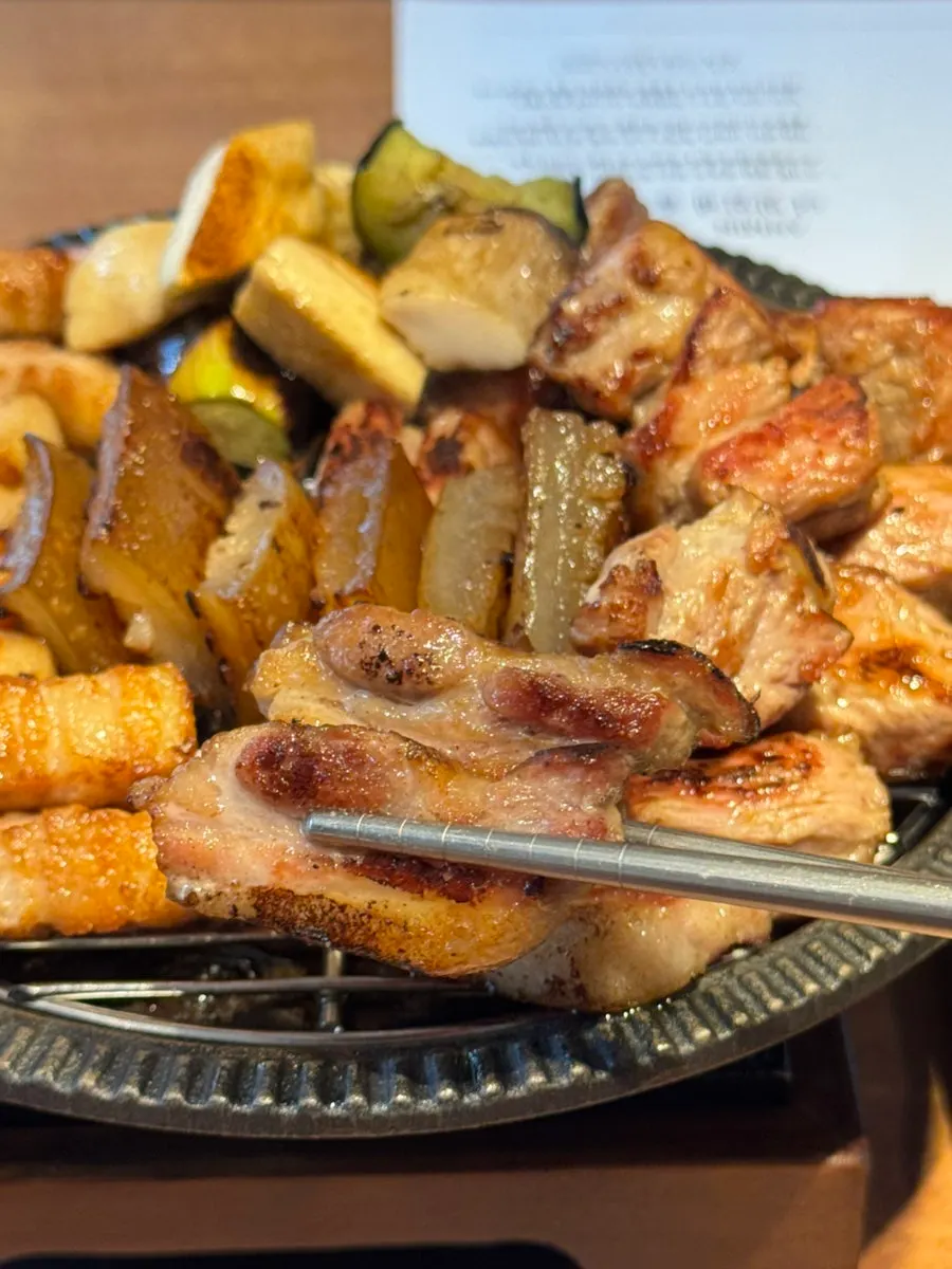 Thick grilled honeycomb pork skin