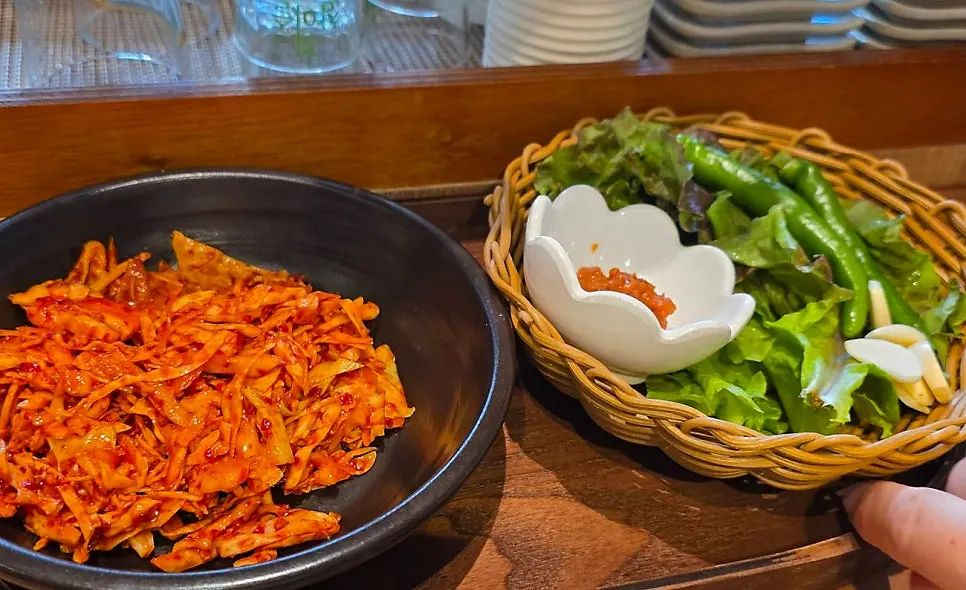 돼지고기와 곁들이는 기본찬 상차림