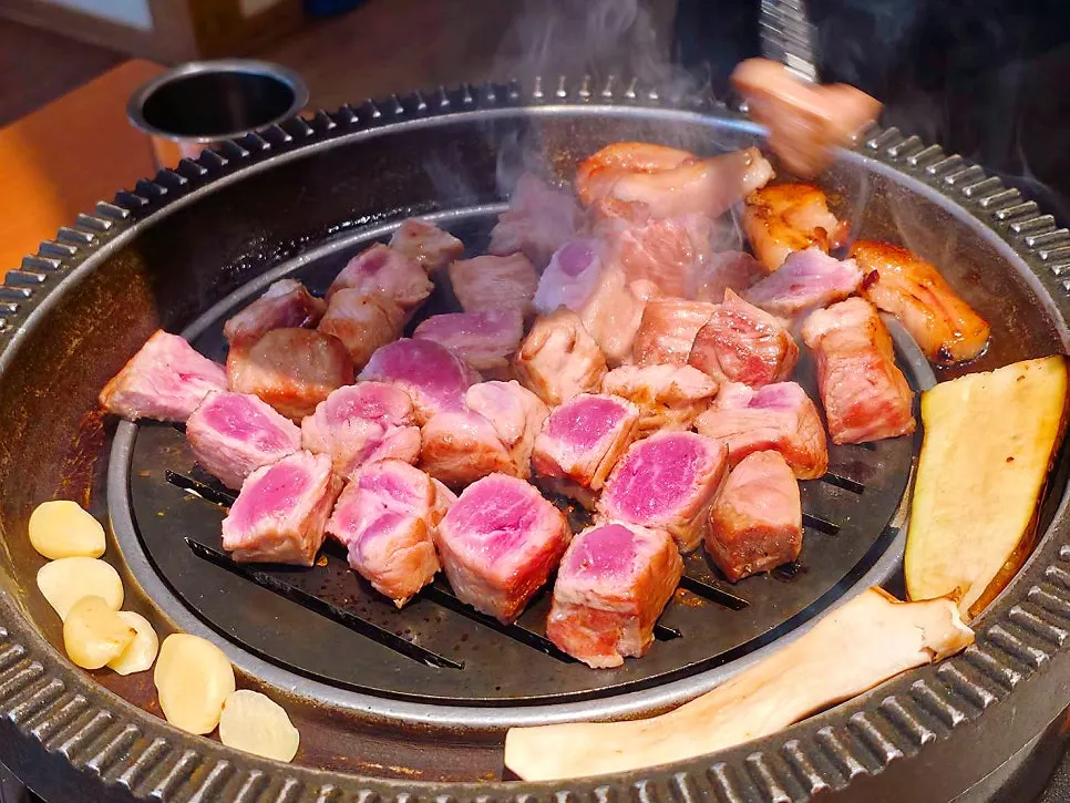 불판에 올려 굽기 시작한 통목살